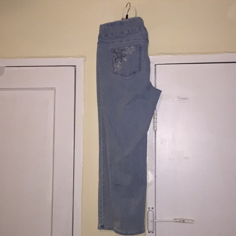 Light wash denim capris